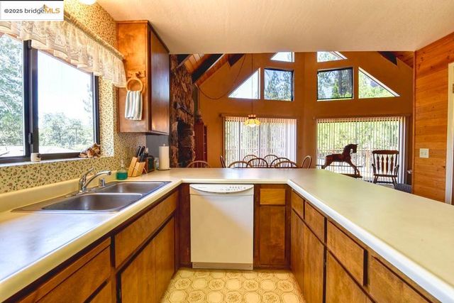 20830 Point View Dr, Groveland, CA 95321