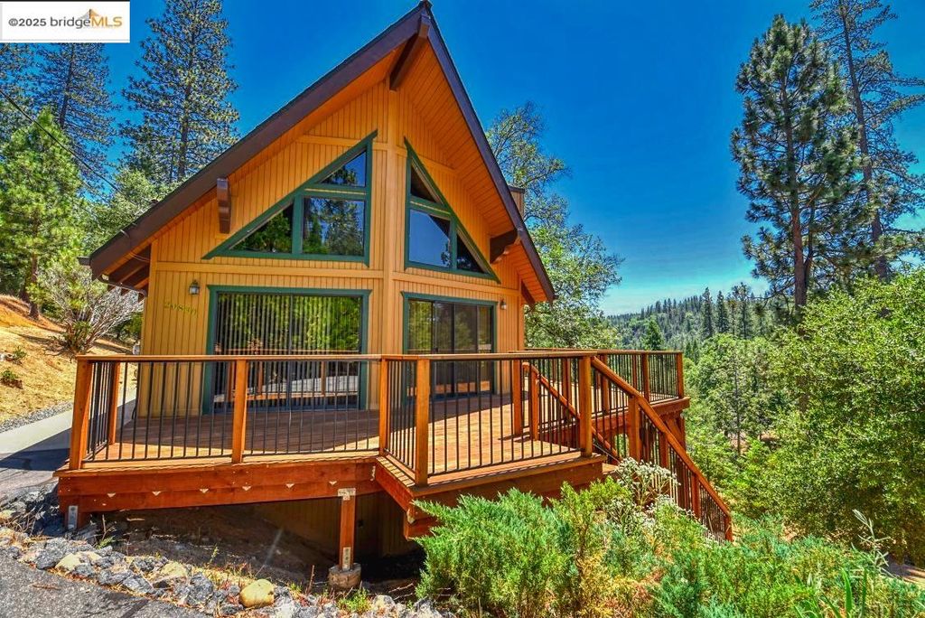 20830 Point View Dr, Groveland, CA 95321