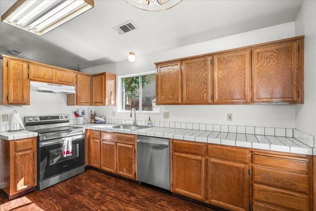 3805 Ellenboro Ave, Modesto, CA 95357