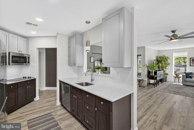 6704 Holly Farm Ln Unit 112, Warrenton, VA 20187