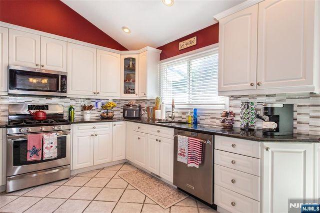 7 Cumberland Road, West Milford, NJ 07480
