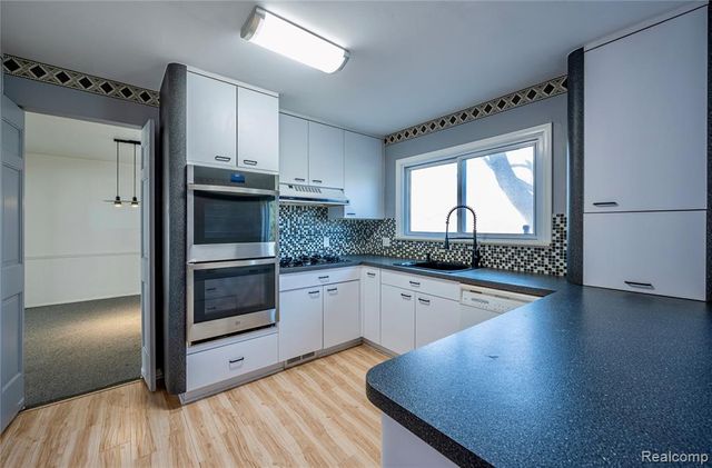 21660 Riverview Drive, Beverly Hills, MI 48025