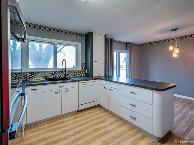 21660 Riverview Drive, Beverly Hills, MI 48025