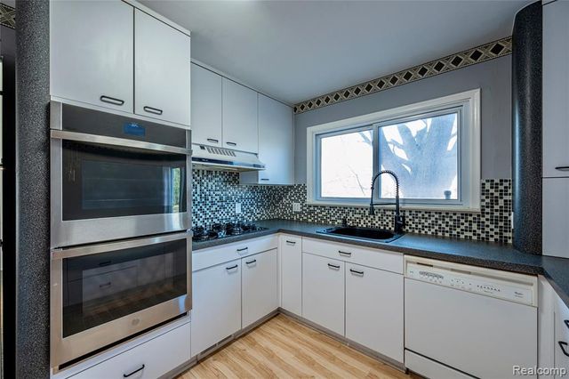 21660 Riverview Drive, Beverly Hills, MI 48025