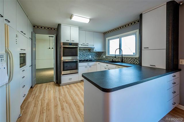 21660 Riverview Drive, Beverly Hills, MI 48025