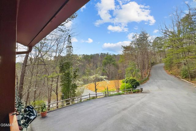 429 Deer Path Lane, Gatlinburg, TN 37738