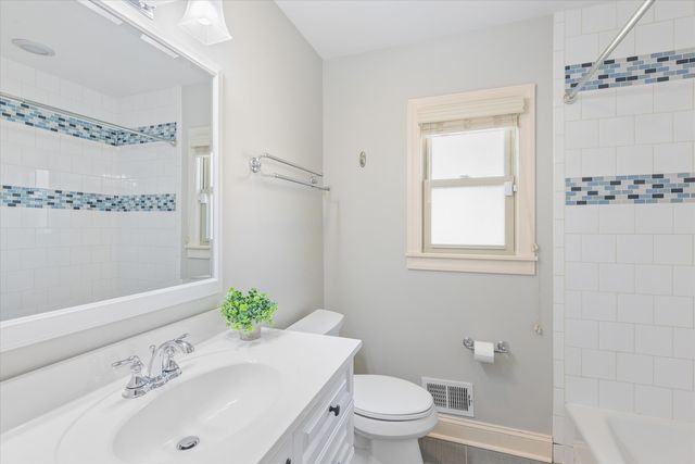 271 Sunset Avenue, Glen Ellyn, IL 60137