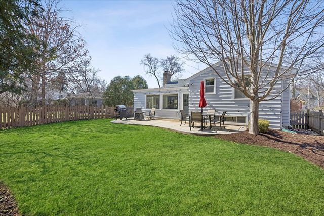 271 Sunset Avenue, Glen Ellyn, IL 60137