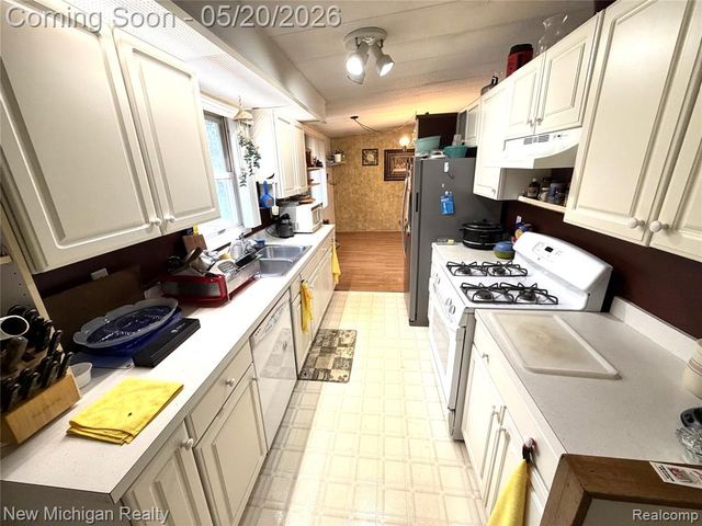1004 Pelham Boulevard, Waterford, MI 48328