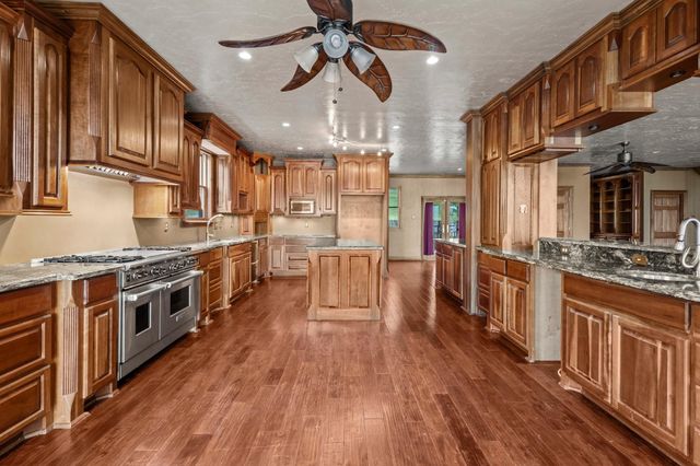 255 Laguna Pt, Hemphill, TX 75948