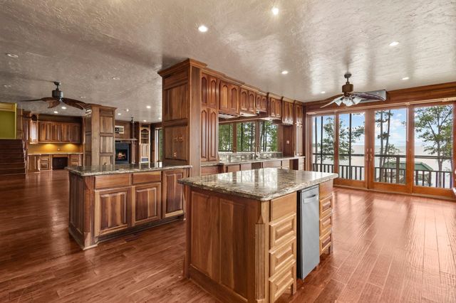 255 Laguna Pt, Hemphill, TX 75948