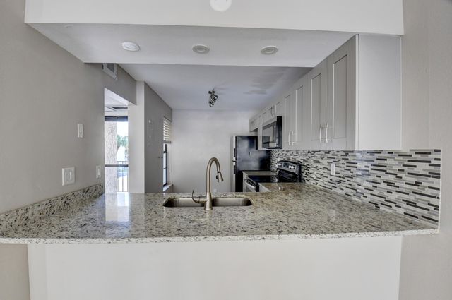 14 Royal Palm Way 2050, Boca Raton, FL 33432