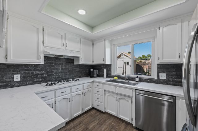 3230 W Pryor Avenue, Visalia, CA 93277