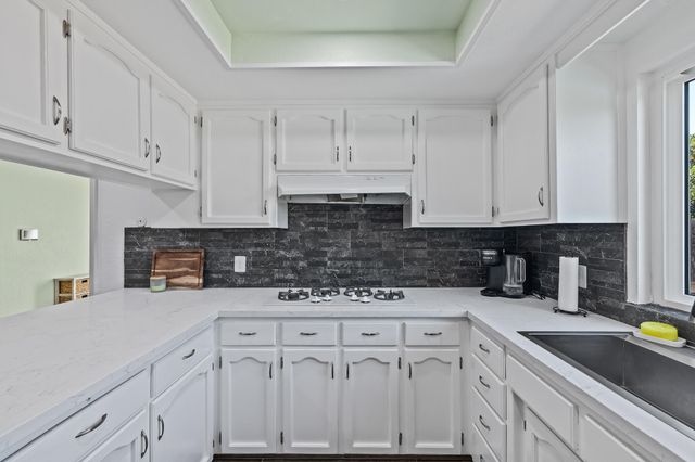 3230 W Pryor Avenue, Visalia, CA 93277