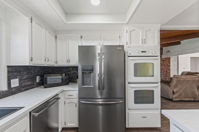 3230 W Pryor Avenue, Visalia, CA 93277