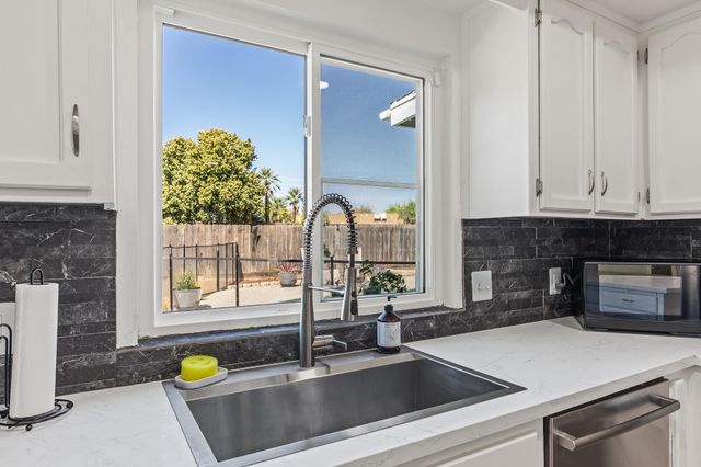 3230 W Pryor Avenue, Visalia, CA 93277