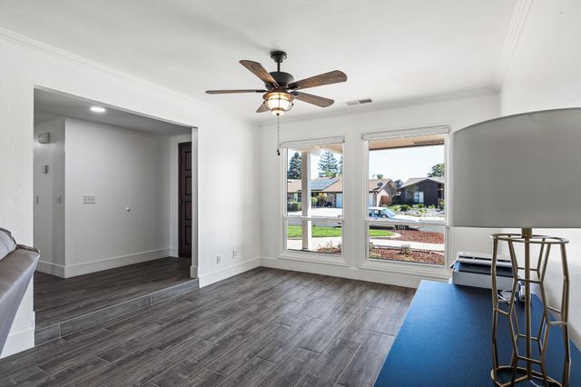 3230 W Pryor Avenue, Visalia, CA 93277