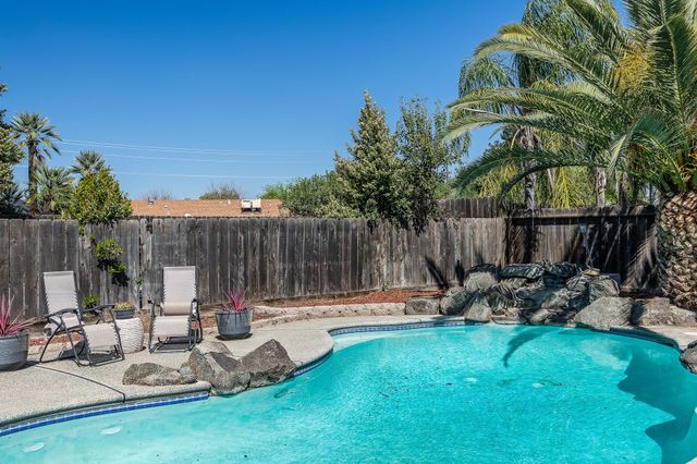 3230 W Pryor Avenue, Visalia, CA 93277