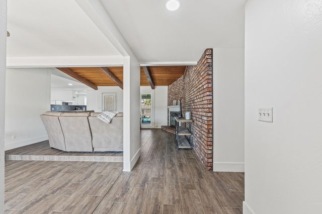 3230 W Pryor Avenue, Visalia, CA 93277