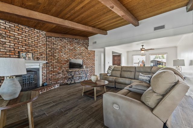 3230 W Pryor Avenue, Visalia, CA 93277