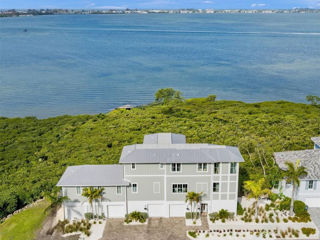 Image 2 of property listing at 332 HARBOUR SOUND COURT, Bradenton, FL 34209