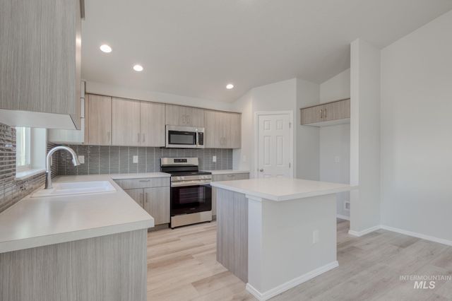 693 S Blackfoot Ave, Emmett, ID 83617