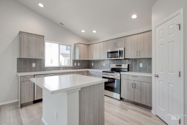 693 S Blackfoot Ave, Emmett, ID 83617
