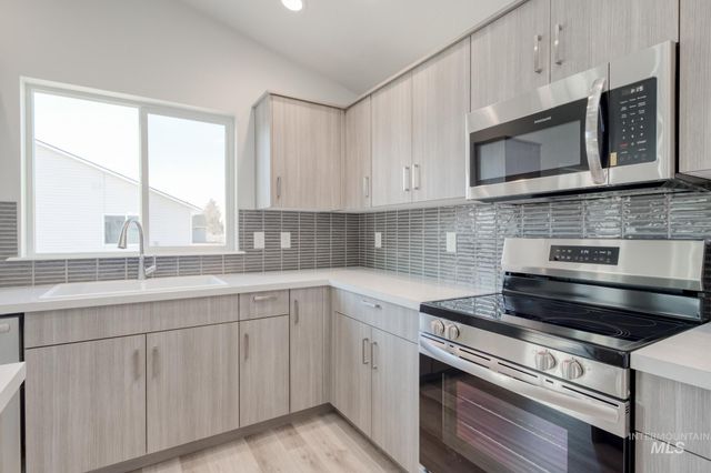 693 S Blackfoot Ave, Emmett, ID 83617
