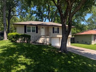214 SW 20th Street, Oak Grove, MO 64075