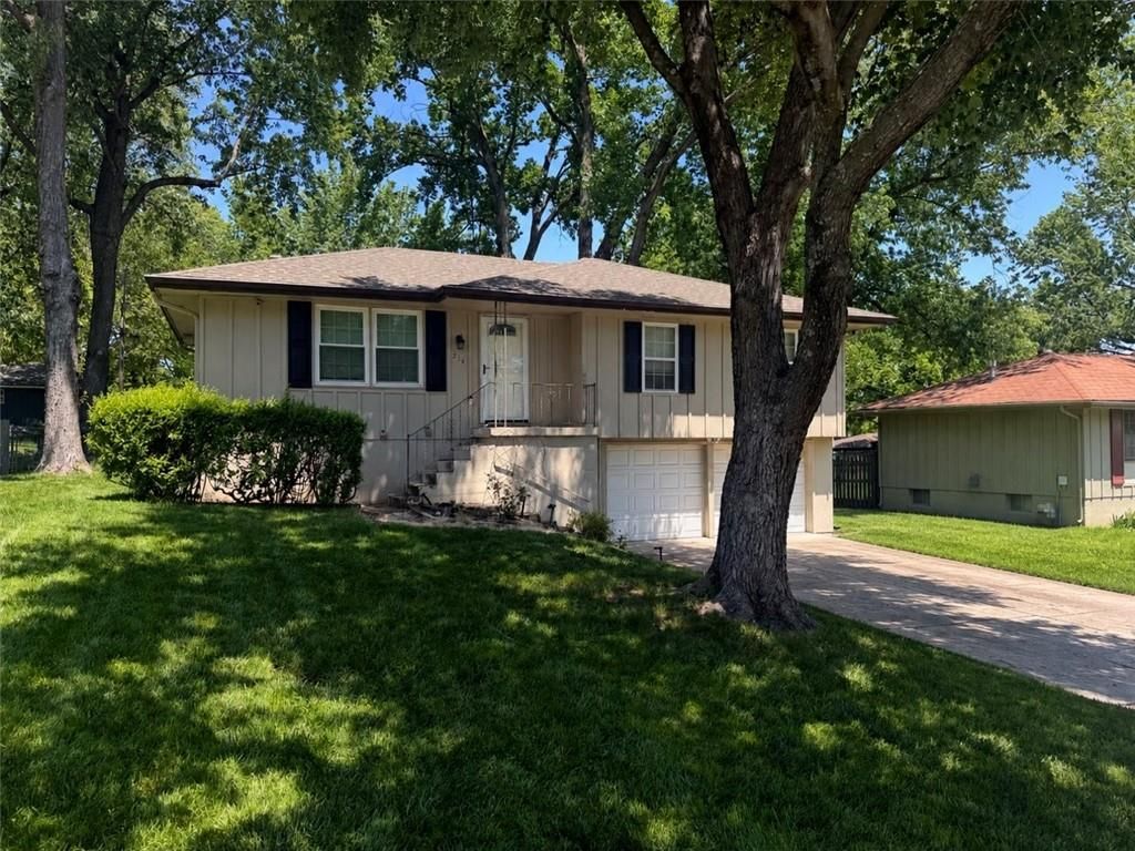 214 SW 20th Street, Oak Grove, MO 64075