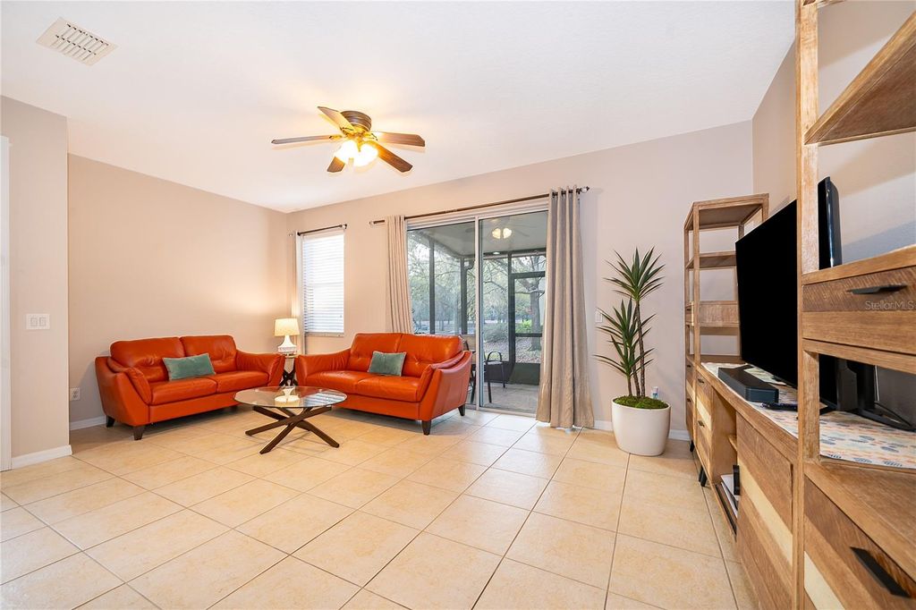 Image 3 of property listing at 5453 BURNT ACORN WAY, Oviedo, FL 32765