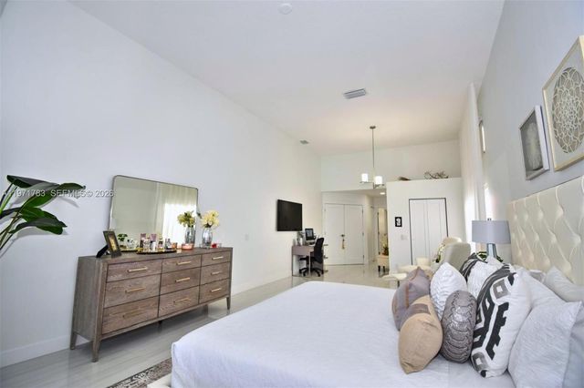 710 Lake Blvd, Weston, FL 33326