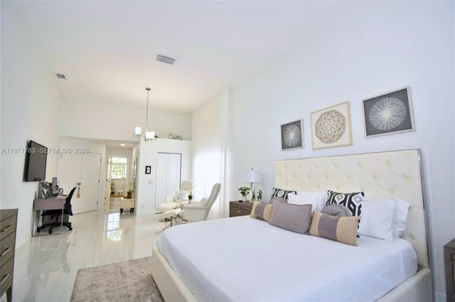 710 Lake Blvd, Weston, FL 33326