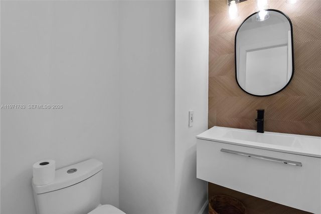 710 Lake Blvd, Weston, FL 33326