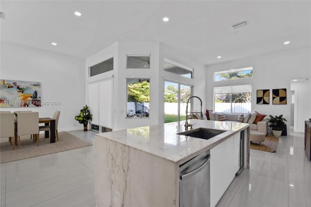 710 Lake Blvd, Weston, FL 33326