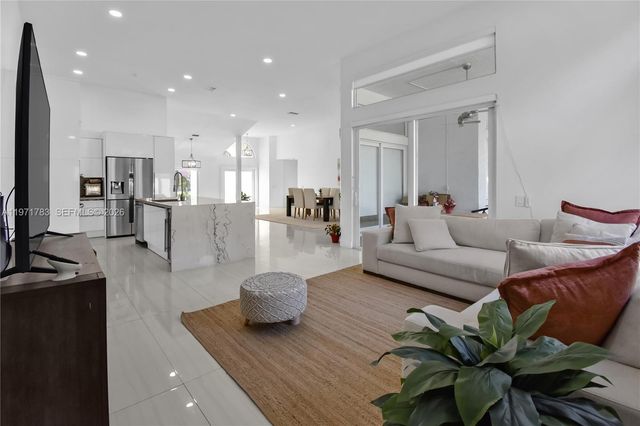 710 Lake Blvd, Weston, FL 33326