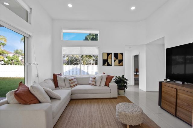 710 Lake Blvd, Weston, FL 33326