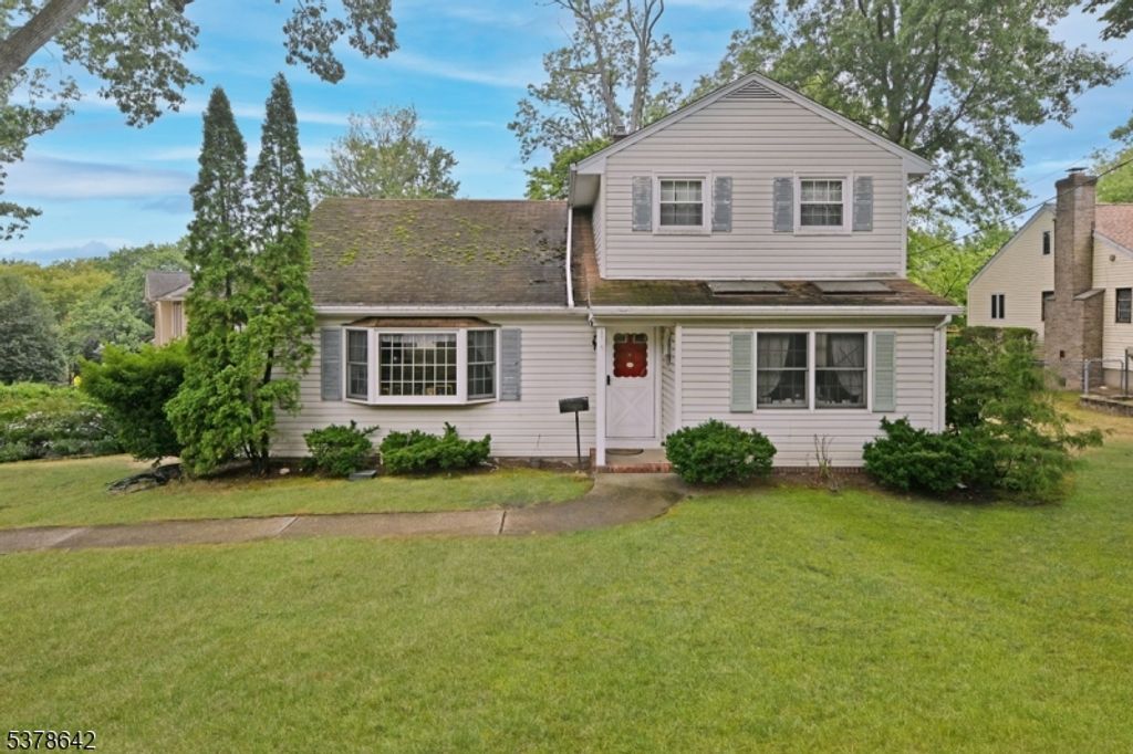 89 Circle Dr, Paramus Boro, NJ 07652