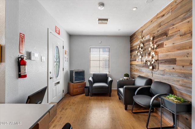 314 E THOMAS Road, Phoenix, AZ 85012