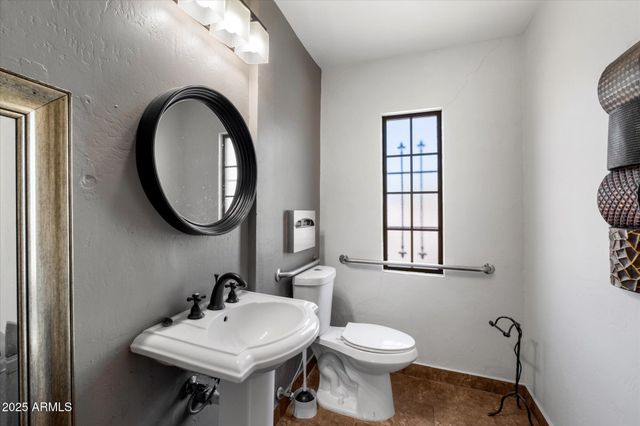 314 E THOMAS Road, Phoenix, AZ 85012