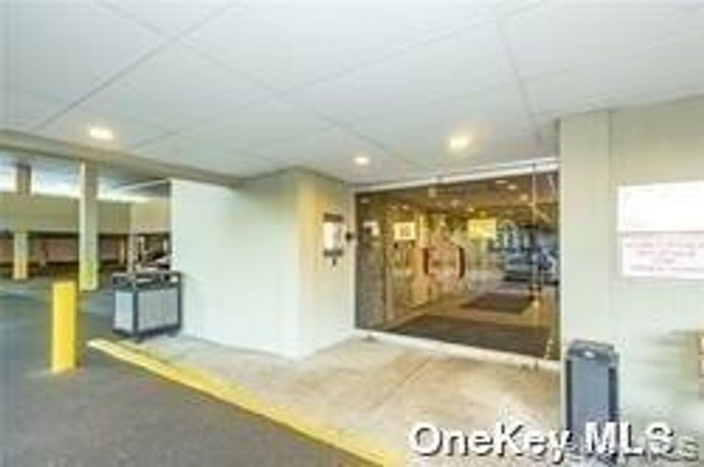 233 E Shore Road 204, Great Neck, NY 11023 — photo 2