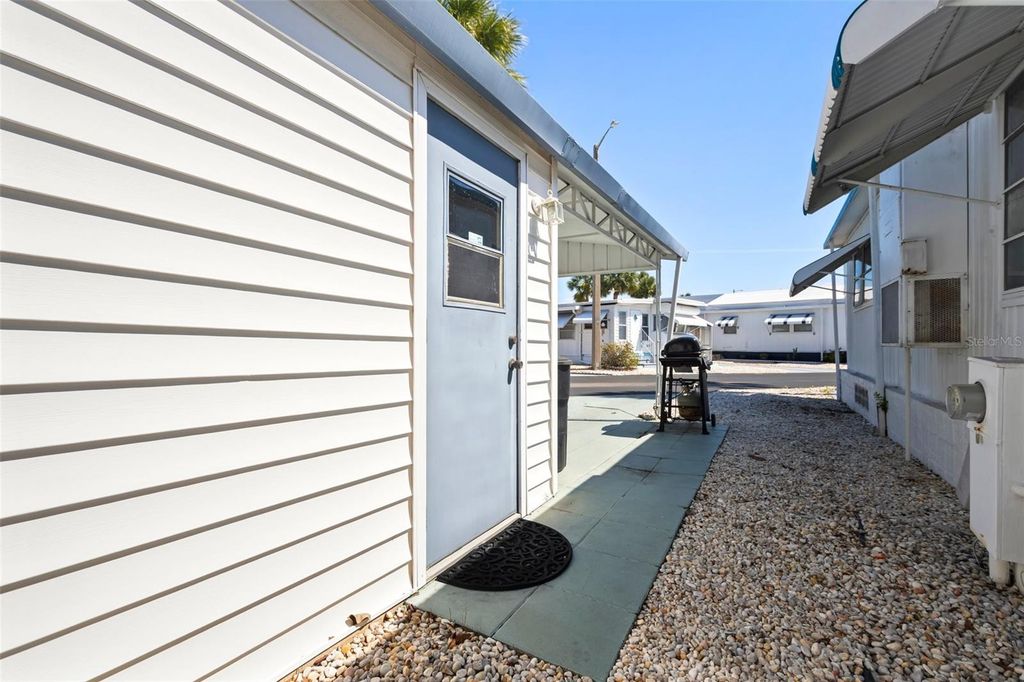 Image 27 of property listing at 4851 W GANDY BOULEVARD B7L9, Tampa, FL 33611