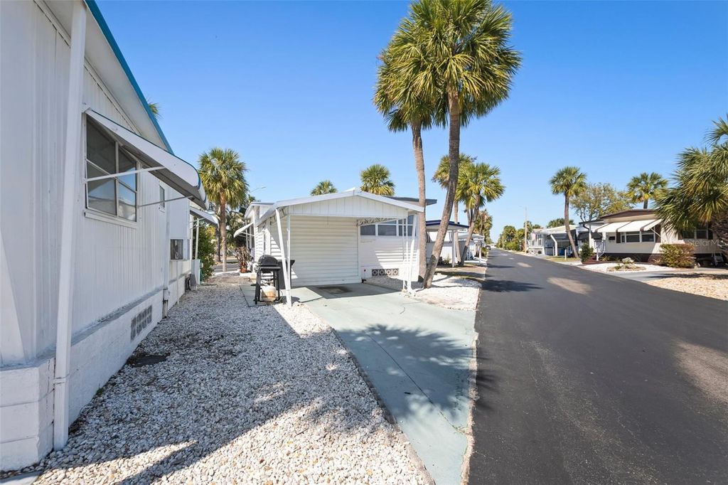 Image 28 of property listing at 4851 W GANDY BOULEVARD B7L9, Tampa, FL 33611