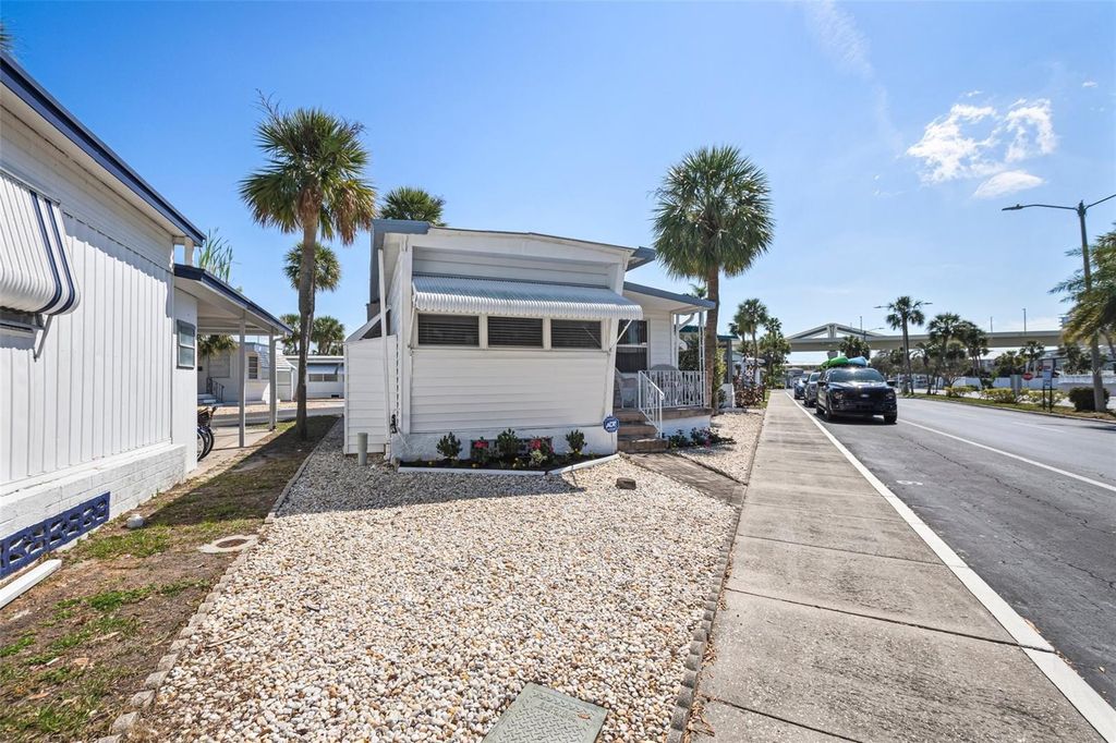 Image 4 of property listing at 4851 W GANDY BOULEVARD B7L9, Tampa, FL 33611