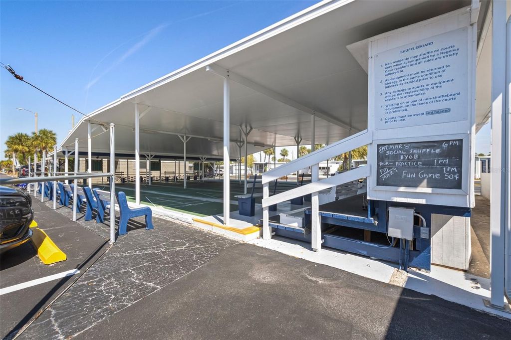 Image 32 of property listing at 4851 W GANDY BOULEVARD B7L9, Tampa, FL 33611