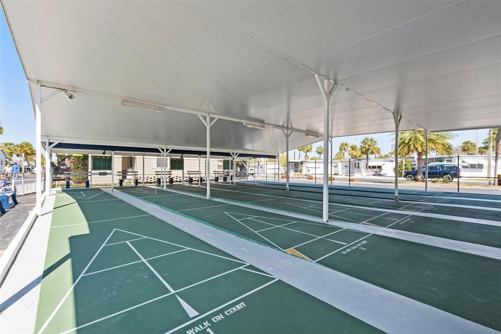 Image 33 of property listing at 4851 W GANDY BOULEVARD B7L9, Tampa, FL 33611