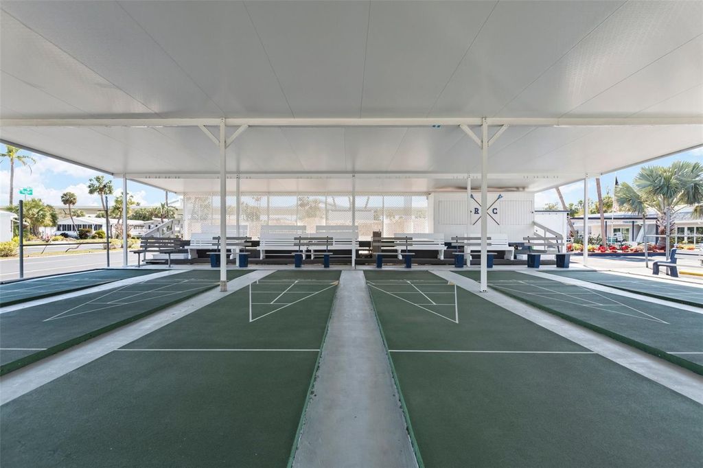 Image 34 of property listing at 4851 W GANDY BOULEVARD B7L9, Tampa, FL 33611