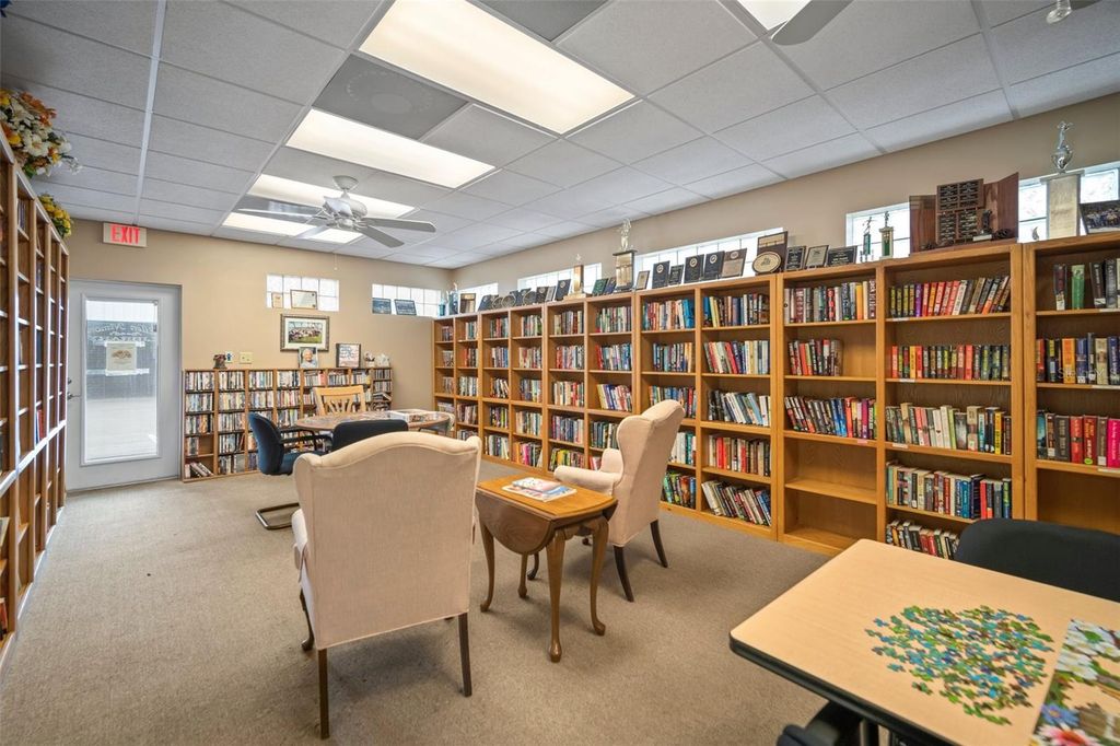 Image 38 of property listing at 4851 W GANDY BOULEVARD B7L9, Tampa, FL 33611