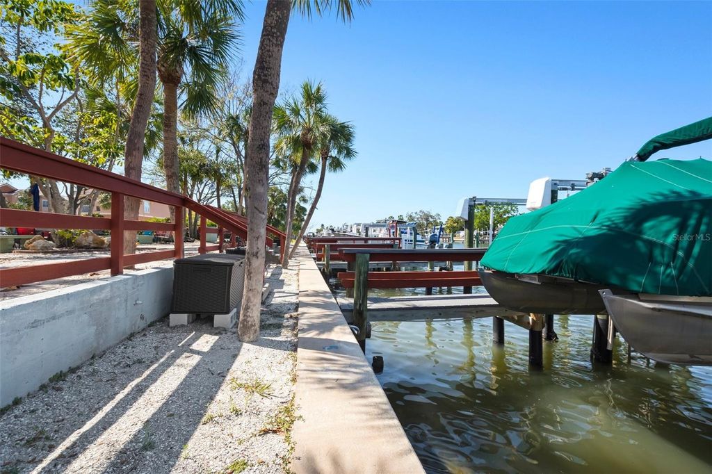 Image 47 of property listing at 4851 W GANDY BOULEVARD B7L9, Tampa, FL 33611