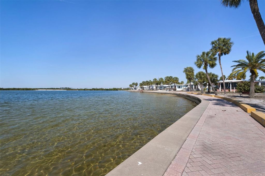 Image 50 of property listing at 4851 W GANDY BOULEVARD B7L9, Tampa, FL 33611